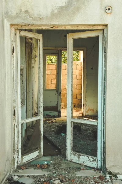 古い放棄された建物はエーゲ海の村にある 窓とドア — ストック写真