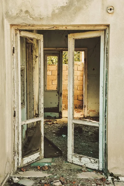 Stary Opuszczony Budynek Egejskiej Wiosce Zniszczone Okna Drzwi — Zdjęcie stockowe