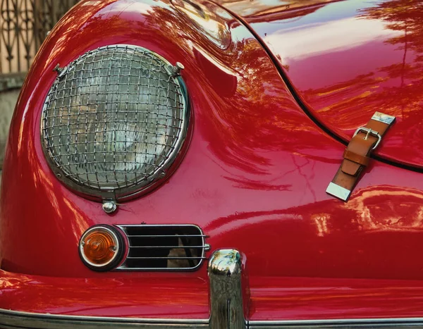 Reflektor Starego Czerwonego Samochodu Retro Porche — Zdjęcie stockowe