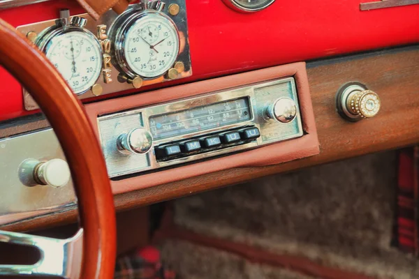 旧车收音机和老式保时捷方向盘的复古风格图像 — 图库照片