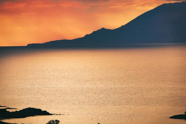 Sonnenuntergang Über Dem Meer Durch Die Berge Einer Entfernten Insel — Stockfoto