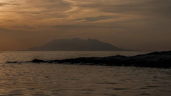 Помаранчевий Захід Сонця Над Морськими Водами Вулканічними Горами Острові Гоккедада — стокове фото