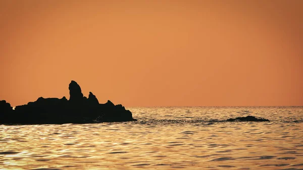 Orangefarbener Sonnenuntergang Strand Mit Felsen Auf Griechischer Insel — Stockfoto