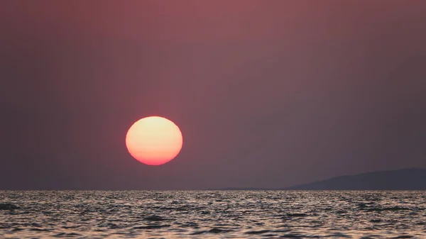 Orangefarbener Sonnenuntergang Über Dem Meer Gkeada Und Die Silhouette Der — Stockfoto