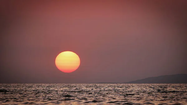 Orangefarbener Sonnenuntergang Über Dem Meer Gkeada Und Die Silhouette Der — Stockfoto