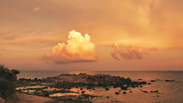 Énormes Masses Nuages Suspendus Rouge Blanc Des Teintes Pourpres Dans — Photo