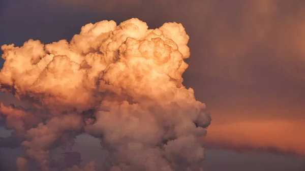 Gökyüzünde asılı bulutlar kırmızı, beyaz ve kıpkırmızı renklerde
