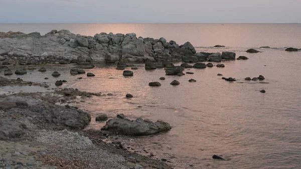 Tebing Laut Saat Matahari Terbenam Refleksi Batu Dan Laut — Stok Foto