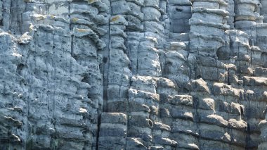 Kayalık dağ oluşumları deniz tarafından üst üste istiflenmiş ve volkanik bir patlamayla oluşmuştur.