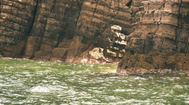 Kayalık dağ oluşumları deniz tarafından üst üste istiflenmiş ve volkanik bir patlamayla oluşmuştur.