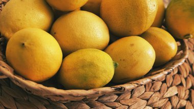 Hasır bir sepette limonları hafifçe aydınlattım.