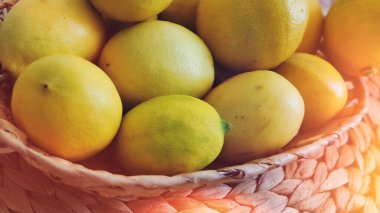 Limonları yanan ışıkta hasır bir sepete koy.