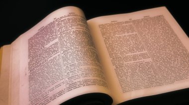 Yumuşak sarı dramatik ışık, eğitim ve bilgi kavramına sahip antik Yunan Sözlüğü