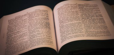 Yumuşak sarı dramatik ışık, eğitim ve bilgi kavramına sahip antik Yunan Sözlüğü