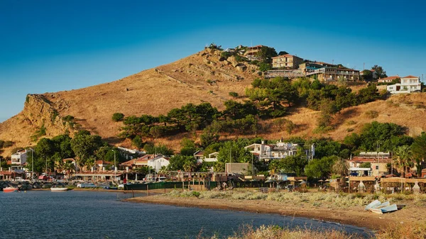 Gökceada Kalekoy limanının deniz manzarası ve limanın önündeki dağdaki evler. Türkiye