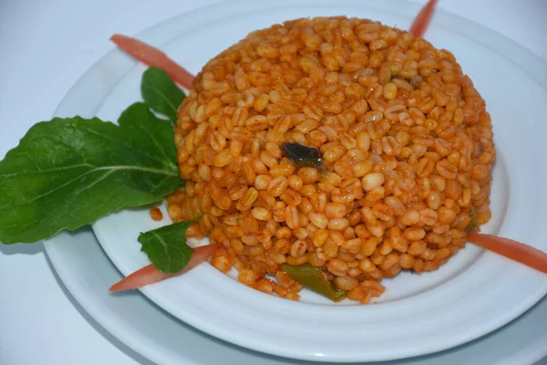 Blick Auf Bulgur Pilaf Mit Auberginen Tomaten Zwiebeln Auf Teller — Stockfoto