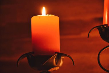 Romantik bir gece için turuncu renkli mumları yakın.