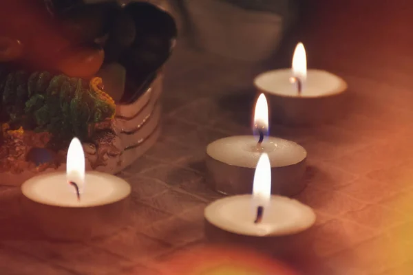 Objekt Och Små Ljus Bordet Med Brända Läcka Ljus — Stockfoto