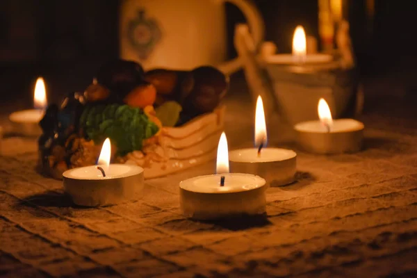 Meeresgegenstände Und Kleine Kerzen Auf Dem Tisch Warme Farben — Stockfoto