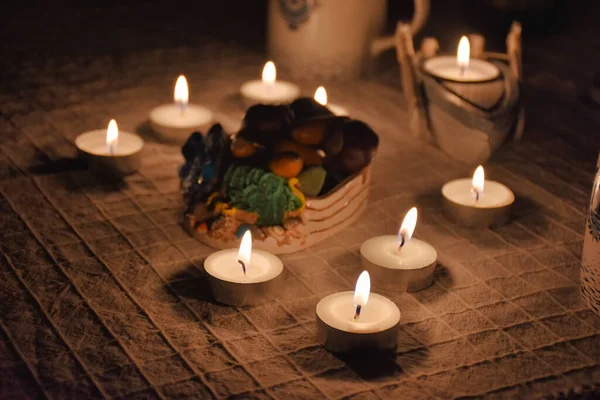 Objekt Och Värmeljus Bordet Med Mörk Bakgrund — Stockfoto