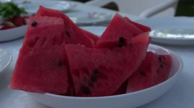 Bir kase karpuz ve yemek tabağı.