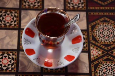 Tavla masasında bir bardak Türk çayı ve kaşığı