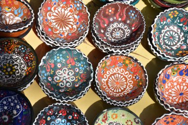 Renkli ve desenli turistik hediye kaseleri seramik