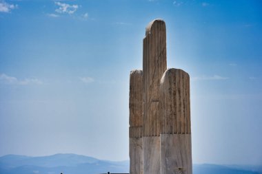 arkeolojik yapılar ve açık gökyüzü ve bulutlar bir yaz günü