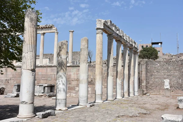 Estruturas Arqueológicas Coluna Siteswith Céu Claro Nuvens Dia Verão Pergamon — Fotografia de Stock