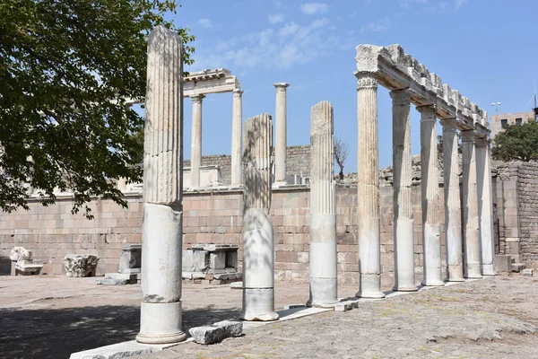 Αρχαιολογικές Κατασκευές Κίονες Και Τοποθεσίες Καθαρό Ουρανό Και Σύννεφα Μια — Φωτογραφία Αρχείου