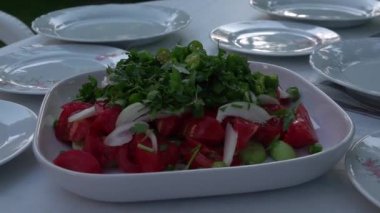 Doğranmış yaz domatesi, maydanoz, soğan, tabakta biber, 4k ağır çekim.