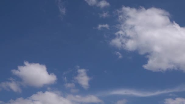 蓬松的白云蓝天美丽的一天4K 视频分辨率 — 图库视频影像