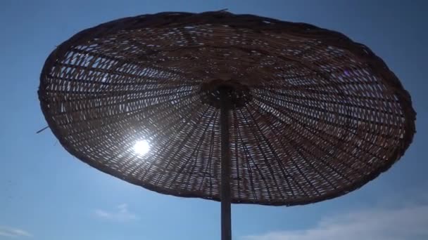 Sombrilla Playa Balanceándose Del Viento Aves Voladoras Cielo — Vídeo de stock