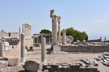 Arkeolojik yapılar, eski sütunlar ve temiz gökyüzü olan yerler. İzmir Pergamon Türkiye
