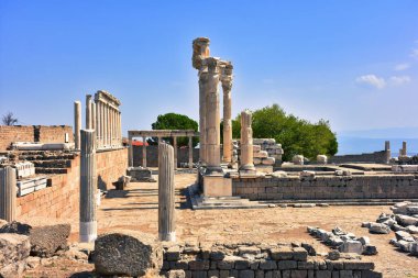 Arkeolojik yapılar, eski sütunlar ve temiz gökyüzü olan yerler. İzmir Pergamon Türkiye