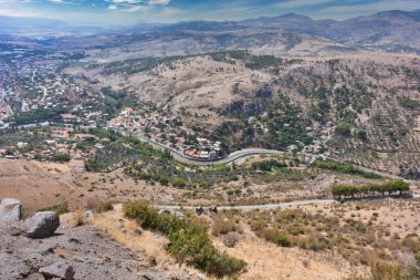 Vadiler arasında bir köy, vadiler arasında bir otoyol, dağlar. İzmir Hindi Pergamon. Vadi, yollar ve dağ manzarası antik Pergamon şehrini ele geçirdi
