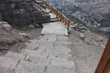 Antik Roma şehrinde dağın yamacında tahta köprü. Pergamon. Dağlardaki tahta köprü.