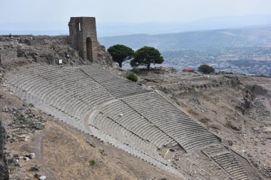 Amfitiyatro ve gözetleme kulesi Pergamon antik şehrindeki bir tepenin üstünde. Bergama, İzmir