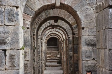 Bergama 'daki antik Roma İmparatorluğu' nun kalesindeki kubbe geçitleri. Pergamon