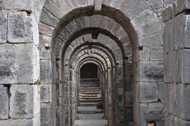 Bergama 'daki antik Roma imparatorluğundan kalma şatonun kubbe geçitleri.