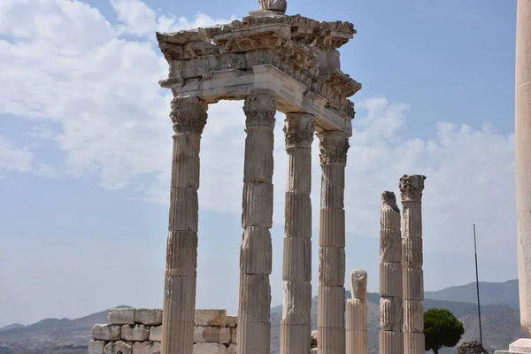 Αρχαίες Ελληνικές Κολώνες Ένα Μπλε Συννεφιασμένο Ουρανό Στο Bergama Σμύρνης — Φωτογραφία Αρχείου