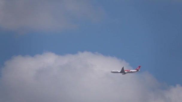 Samolot Spada Chmury Samolot Pasażerski Niebie Poruszający Się Rozdzielczością Wideo — Wideo stockowe