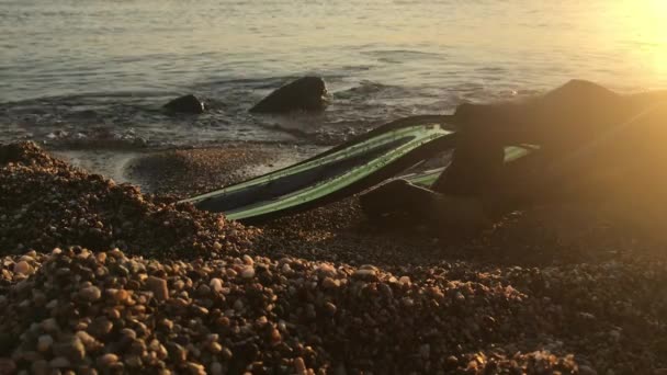 Спокійні Хвилі Біля Моря Під Вечірнім Сонцем Звук Пляжі Піддон — стокове відео