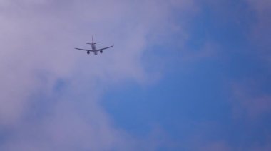 Uçaklar bulutların üzerinde uçar. 4K görüntü çözünürlüğüyle gökyüzünde uçan yolcu uçağı