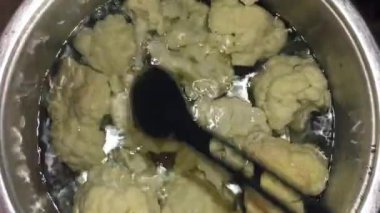 Yakın plan karnabahar kaynıyor. Tavada kaynar suyla karnabahar pişiriyorum.