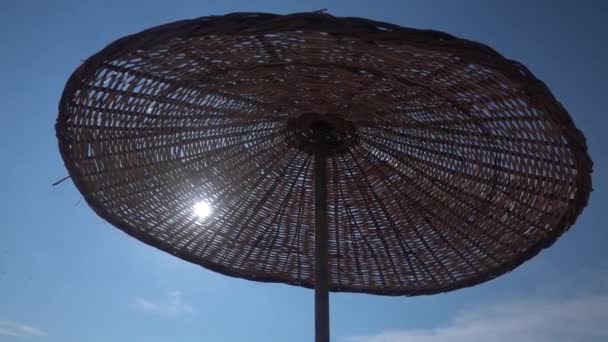 Plaj Şemsiyesi Rüzgardan Sallanıyor Gökyüzünde Uçan Kuşlar — Stok video