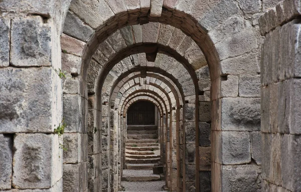 Türkiye 'de Pergamon Akropolü' nde Trajan binası. Pergamon, Türkiye - antik Yunan ve Roma döneminden kalma iyi korunmuş bir alan, Pergamon bir Unesco Dünya Mirası. 