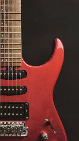 Uma Guitarra Elétrica Vermelho Brilhante Sobre Fundo Preto Como Papel — Fotografia de Stock