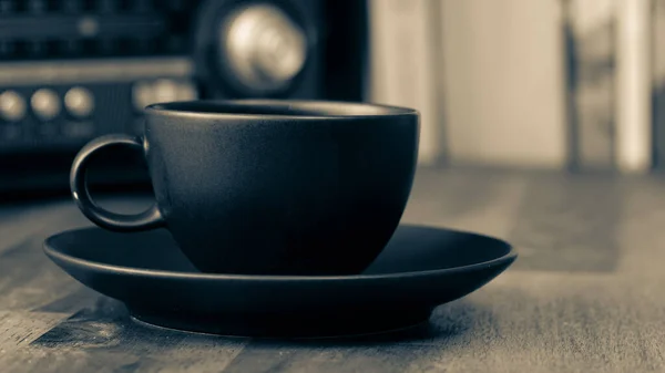 Rádio Vintage Uma Xícara Café Preto Pires Uma Mesa Madeira — Fotografia de Stock