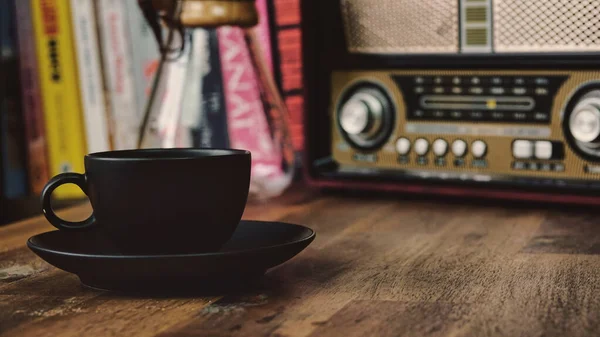 Jarro Cerveja Café Rádio Vintage Uma Xícara Café Preto Pires — Fotografia de Stock